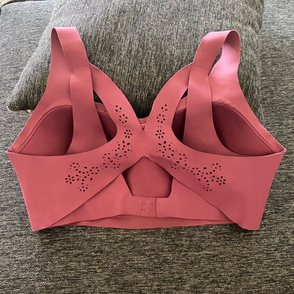 Victoria Sport Butterfly Back 38DD Sports Bra